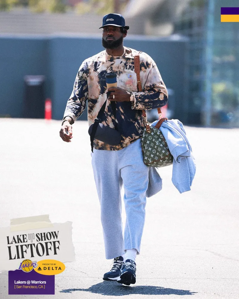 leyu团队-对阵勇士！湖人社媒分享球员奔赴金州登机组图，詹姆斯出镜